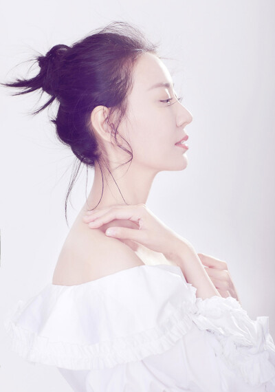 王乐君，出生于天津，毕业于天津音乐学院表演系，中国内地女演员，中国煤矿文工团话剧团演员。2005年，出演首部电视剧《底牌》。2009年，因在反特悬疑剧《猎鹰1949》饰演霍锦玉而被人所知。2010年，与连奕名、杜志国…