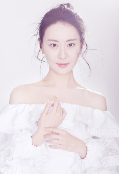 王乐君，出生于天津，毕业于天津音乐学院表演系，中国内地女演员，中国煤矿文工团话剧团演员。2005年，出演首部电视剧《底牌》。2009年，因在反特悬疑剧《猎鹰1949》饰演霍锦玉而被人所知。2010年，与连奕名、杜志国…
