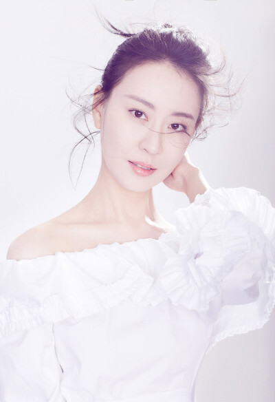 王乐君，出生于天津，毕业于天津音乐学院表演系，中国内地女演员，中国煤矿文工团话剧团演员。2005年，出演首部电视剧《底牌》。2009年，因在反特悬疑剧《猎鹰1949》饰演霍锦玉而被人所知。2010年，与连奕名、杜志国…