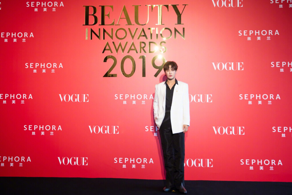 #VOGUExSEPHORA# Vogue编辑总监@angelica张宇 与Sephora中国区总经理陈冰携手举办#2019美容创新大奖#，特邀颁奖嘉宾@UNINE_李汶翰 现身，见证大奖诞生。 ​​​