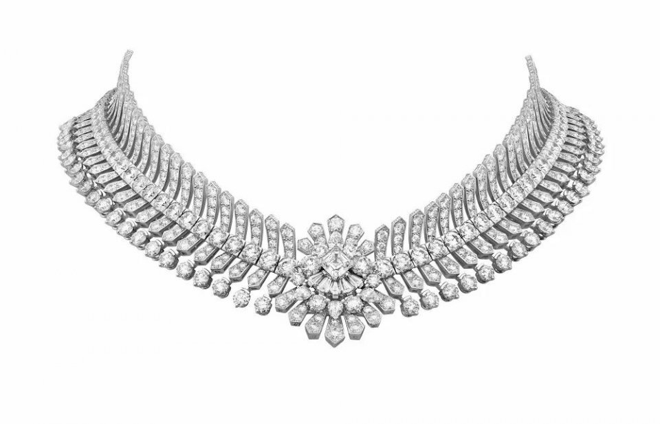 Reticella 白金项链，by Van Cleef & Arpels
坠有2颗6.60ct和6.31ct的水滴形切割钻石，均达到 D 色 Flawless 净度级别，点缀圆形切割钻石，挂坠可拆卸转换为简洁的项链版本。 