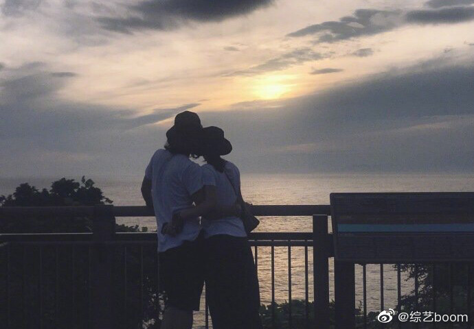 #张晓晨结婚# 9日，张晓晨发布婚纱照，配文“三声有幸”宣布婚讯。新浪娱乐致电张晓晨经纪公司，对方确认张晓晨将于2天后举行婚礼，新娘为圈外人，恋爱5年多修成正果，同为选秀节目《加油好男儿》出身的马天宇和王传君等将以伴郎身份出席婚礼。