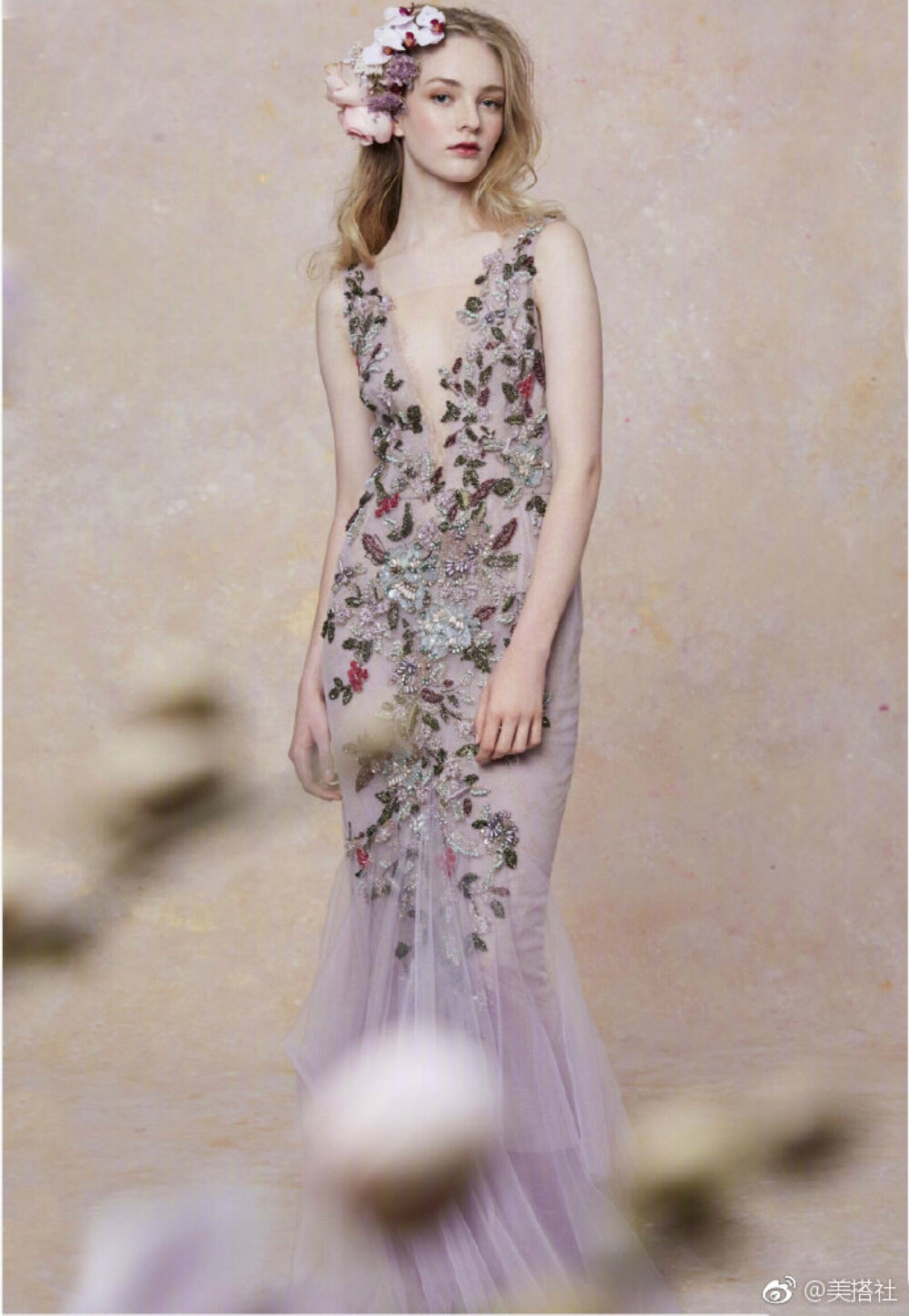 Marchesa 2019 以淡彩色系与绝美刺绣，堆叠出的华美层次。 ​​​