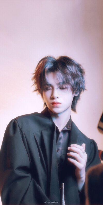 黄明昊，2002年2月19日出生于浙江温州，中国内地男歌手。