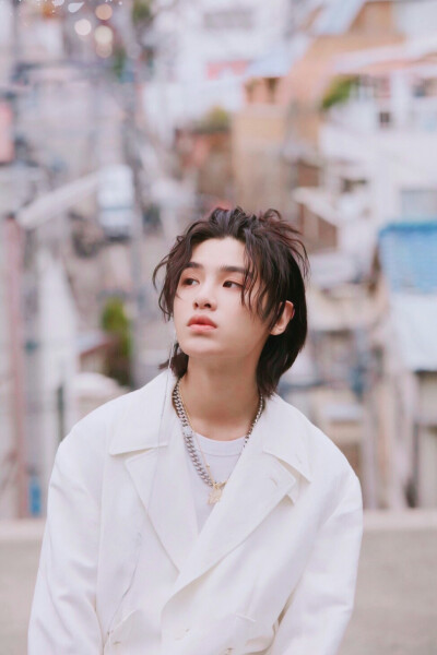 黄明昊，2002年2月19日出生于浙江温州，中国内地男歌手。