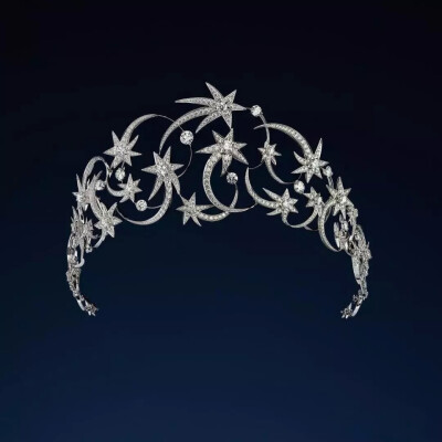 以白色钻石镶嵌来呈现星空，似把流星划过天空的一刹那瞬时记录了下来。不同大小的钻石如流星拖尾变成一道道闪光，就像探寻着世界里的美好；看似繁星满天，但整个冠冕却透着满满的轻盈感，点到即止、绝不加入过多修饰…