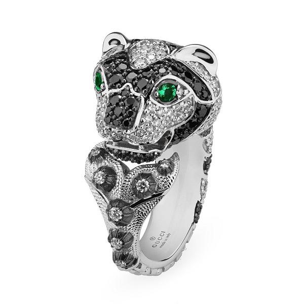  Hortus Deliciarum 白金戒指，by Gucci
镶嵌圆形切割黑钻和无色钻石，眼睛为2颗圆形切割祖母绿。