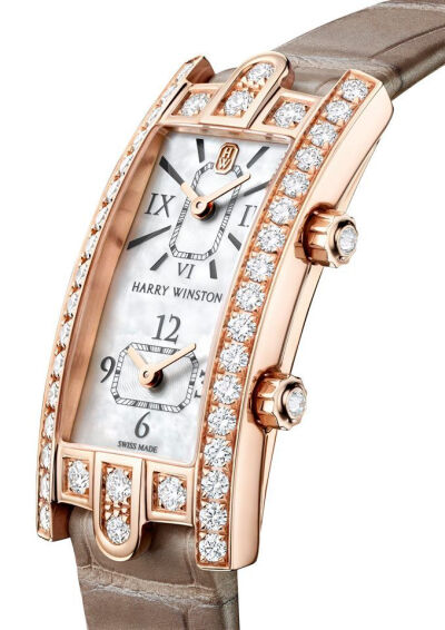 o(?? ? ??)ブ~ヘー﹣?海瑞温斯顿(Harry Winston)精致高雅的第五大道Avenue C系列双时区功能与Mini月相功能腕表，绝对是魅力女性旅行的理想伴侣。诞生于装饰艺术盛行时期的纽约，经典的第五大道Avenue系列腕表…