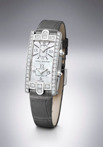 o(?? ? ??)ブ~ヘー﹣?海瑞温斯顿(Harry Winston)精致高雅的第五大道Avenue C系列双时区功能与Mini月相功能腕表，绝对是魅力女性旅行的理想伴侣。诞生于装饰艺术盛行时期的纽约，经典的第五大道Avenue系列腕表…