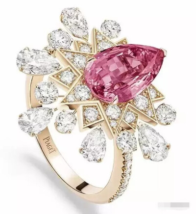 伯爵Piaget2019 Hypnotic Lights 玫瑰金戒指
主石为一颗2.68ct的水滴形切割粉色尖晶石，点缀水滴形和圆形明亮式切割钻石。
