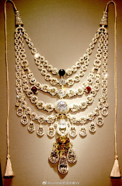 来！一起欣赏the patiala necklace！2930颗钻石，总重962.25克拉，项链属于印度the Maharaja of Patiala，Sir Bhupindar Singh。这条项链曾经失踪，1998年在伦敦重新被发现，但那时已经破损严重，共13颗500多克拉的…