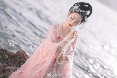 “好可爱的一只小蚌精”
妆造/模特/文案:@付兮子丶
摄影/后期:@我就是喵哥
同行小伙伴:@罗冠希Leo @吃货货货货呀 及其男票
#深圳约拍##汉服##汉服写真##汉服摄影##旧时光是个美人# ​