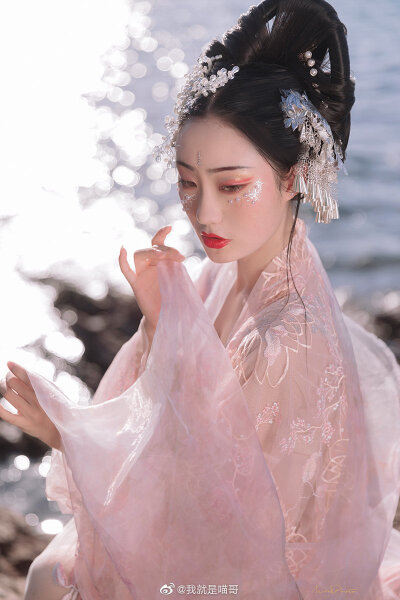 “好可爱的一只小蚌精”
妆造/模特/文案:@付兮子丶
摄影/后期:@我就是喵哥
同行小伙伴:@罗冠希Leo @吃货货货货呀 及其男票
#深圳约拍##汉服##汉服写真##汉服摄影##旧时光是个美人# ​