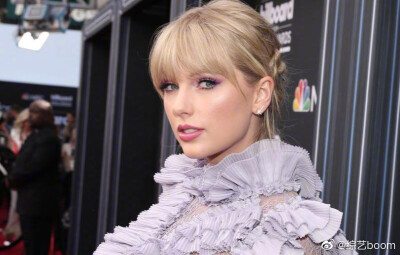 #霉霉登顶2019福布斯名人榜# 据外媒，霉霉Taylor Swift登顶2019福布斯名人榜。据《福布斯》估计，霉霉在2018年6月1日开始的一年里税前收入达1.85亿美元，这已经是她第二次登顶。#2019全球收入最高名人# 侃爷、黄老板…