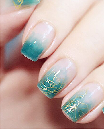 清夜宫车出建章，紫衣小队两三行。
石阑干畔银灯过，照见芙蓉叶上霜。——《秋词》元·萨都剌