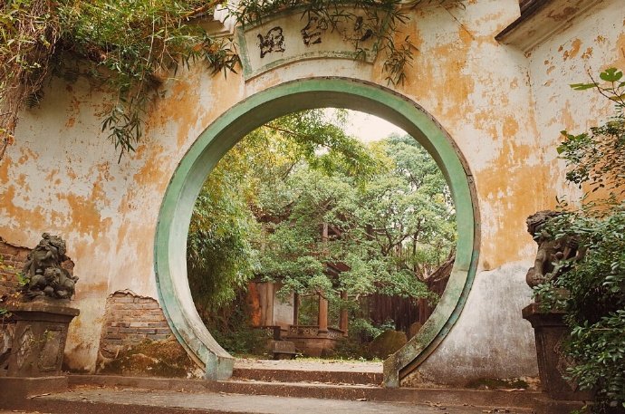 幽径行迹稀，清阴苔色古。萧萧风欲来，乍似蓬山雨。---司空曙