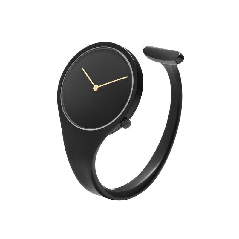 来自北欧丹麦的首饰品牌乔治杰生Georg Jensen，就等同于丹麦艺术的代名词。深具原创设计与雕刻素养的Georg Jensen，以去掉繁琐、撷取真实简约的自然流畅线条，流露出浓厚的新艺术风格，也展现斯堪地那维亚的精致生活态度。多年来，Georg Jensen已成为丹麦皇室的指定礼品，也是许多人生活中或婚宴送礼的最爱。而品牌也将精湛工艺从金属延伸到珠宝上，风格极简实用，怎么搭都好看。如果想要入手乔治杰生的艺术珠宝，则不能错过这五大系列：拥有开口式表环设计的朵兰表，从50多年前首次发表以来，就成为当代经典表款，线条简洁，成功跨越手表与珠宝的界线。从光滑的表盘还能看到自己的倒影，也传达“活在当下