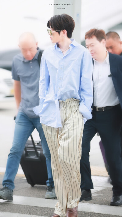 蔡徐坤
190710 韩国 北京
cr：Nyanko·In·August丨蔡徐坤