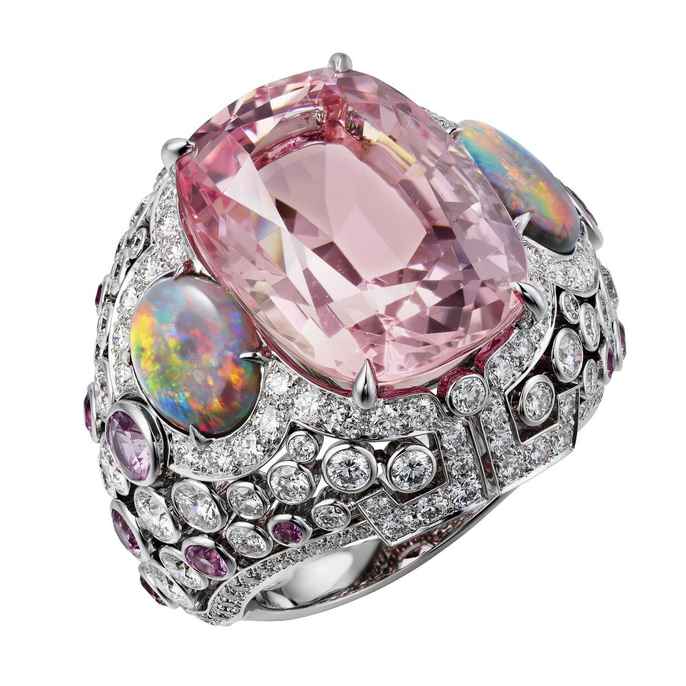 这枚 Yoshino 戒指来自 Cartier 2018年发布的「Coloratura」高级珠宝系列，设计灵感源自日本樱花——「染井吉野樱」（Somei-yoshino）。整件作品以粉色为主色调，搭配摩根石、粉色蓝宝石与欧泊，让樱花的粉嫩色调跃然指间，诠释含蓄而微妙的日本色彩。