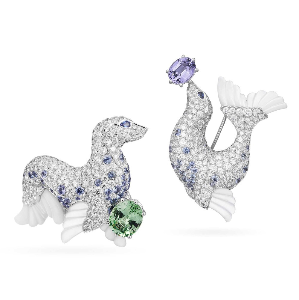 这对 Otaries 胸针来自 Van Cleef & Arpels 的「L’Arche de Noé」高级珠宝系列，生动塑造出两只相映成对的海狮形象，「Otary」在英语中正是「海狮」的意思。设计师将2颗紫色尖晶石、沙弗莱石巧妙融入海狮的动作中，明快的宝石色调与俏皮的海狮造型自然呼应。
