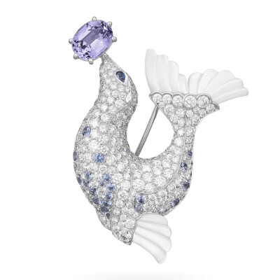 这对 Otaries 胸针来自 Van Cleef & Arpels 的「L’Arche de Noé」高级珠宝系列，生动塑造出两只相映成对的海狮形象，「Otary」在英语中正是「海狮」的意思。设计师将2颗紫色尖晶石、沙弗莱石巧妙融入海狮的动作中，…