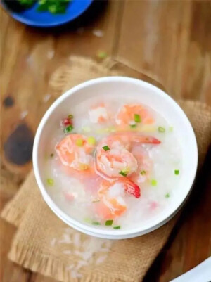 「青葱虾仁豆腐粥」*
食材：鲜豆腐，虾，米，清水，小葱，盐。
步骤： 
1.将新鲜的虾洗净去头壳去虾线，豆腐切丁，葱切碎，备用。
2.将粥熬到八、九分熟后倒入虾仁煮十分钟后倒入豆腐，加盐调味，再煮十分钟左右，撒上葱花，就可以美美的享用拉。 
tips: 
1.也可以用刀将虾仁碾碎剁成蓉，再加少许盐和姜末用手抓匀作虾蓉来煮粥。
2.当然还可以加些蔬菜哦，个人觉得玉米粒、胡萝卜和西兰花这几样和虾肉的味道配在一起味道比较好。