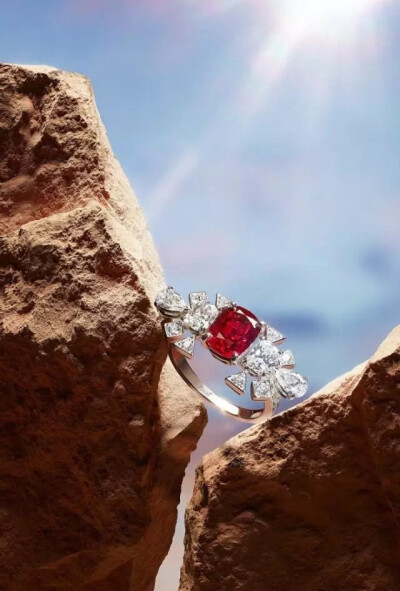 Piaget 伯爵 Golden Oasis系列 Play of Lights主题 Glowing Sun戒指
全新Golden Oasis高级珠宝腕表系列，以三种与众不同的主题描绘出壮丽的沙漠景致：Play of Lights （幻变之光）、Desert Minerals （旷漠之珍）及…