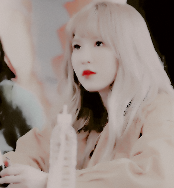 RED VELVET：孙胜完｜后两p是engm_kr前两p没看到logo