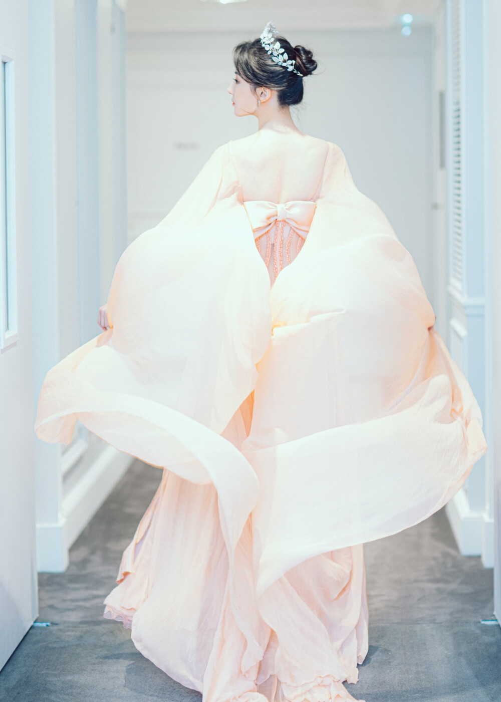 刘亦菲亮相CHAUMET摩纳哥晚宴
裸粉色飘纱礼服：Georges Chakra Couture
银色镶钻高跟鞋：Rene Caovilla
珠宝：CHAUMET