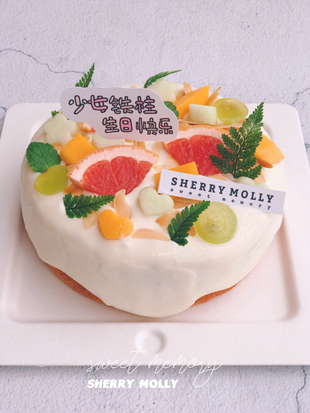 #SHERRY Molly家の下午茶#—『红丝绒爆浆cake』送一个特别可爱活泼的少女的生日cake～也是悄悄放了一些超可爱的水果来衬她的可爱气质了