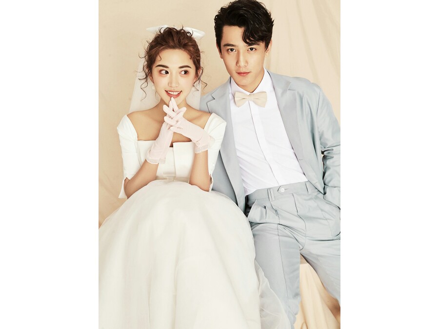 这款婚纱照，超美
时尚，是经久不衰的话题
拍婚纱照选一款时尚款婚纱更是必要的
 
时尚款颜色很多，本仙女安利的是 杏色 背景+白色婚纱的这一款
婚纱上身为锻料、裙摆用的轻纱，
从经典款式来讲，这样的用料搭配，最凸显时尚感了。
 
大方领，很修肩，展示迷人锁骨，还有细长的脖子。搭配及腰的裙身，蓬松轻缓，发饰稀疏微卷搭配短头纱，给人很小巧可人、纯真的感觉。
 
这种时尚清新，搭配杏色背景，更加吧时尚清新凸显出来，让人眼前一亮，视觉极为舒爽。
妥妥的清新时尚少女。
 
高跟鞋，白色最合适了，杏色背景下，采用同样的淡色比较有整体感，不喧宾夺主。即使新郎也是一身暖色。
 
不过分抢眼，却又吸引目光，这款，期待伙伴们尽快拿下!
 