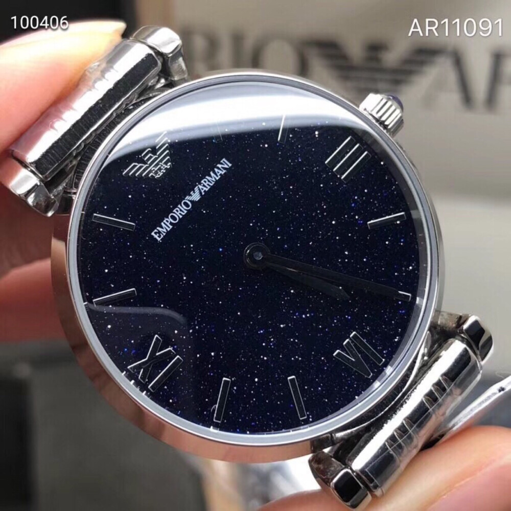 阿玛尼Armani 女款石英腕表
型号AR11091
蓝色星空表盘 bulingbuling敲闪敲美[愉快]搭配12点条丁刻度，12点位阿玛尼图形标志显示，尺寸32mm*7mm，精致时尚，50米生活防水