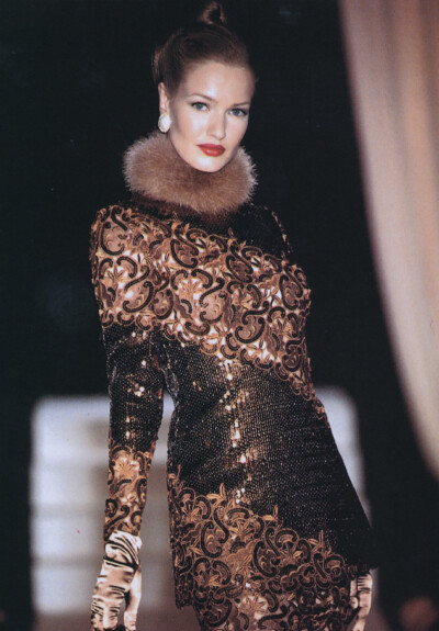 #秀场典藏#Karen Mulder
Sarli (Fall winter)1994
贵气 ​​​