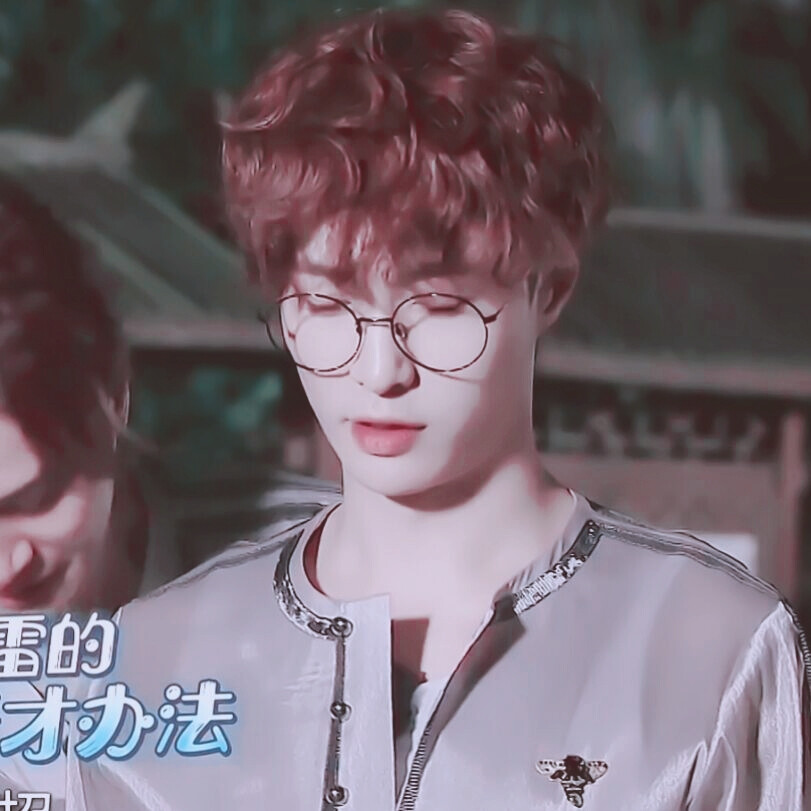 张艺兴
不开心,又开始掉粉了:(