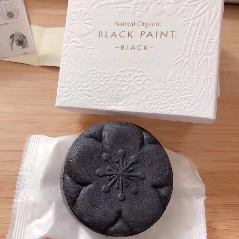 black paint的黑皂也太好用了吧!
而且不仅好用长得也是真心美丽
真的很优秀了，我是混干～
关于这个皂 我只在晚上的时候用 早上我用最温和的洗面奶或者温水洗～晚上用比较温和的卸枚产品卸完枚后擦干涂上厚厚一层，有仪式感般的揉啊揉啊揉啊揉～然后温水洗掉，去黑头的话我是这样的先在鼻子上涂上不厚不薄的一层，有仪式感般的揉啊揉啊揉啊揉，温水洗掉～效果不要太惊艳！！！而且我之前冬天就开始用这个黑皂感觉夏天比冬天去黑头效果还要优秀一点！总之之前用了一整块了之后黑头就几乎没有了！！！毛孔也不会变大的真的优秀洗完也不会拔干，我是找到适合我自己的或者好用的产品的话会一直用下去的类型总之会无限回购的之后会试试看他们的其他皂补充一点对我这个混干皮是真的好用耶！！！