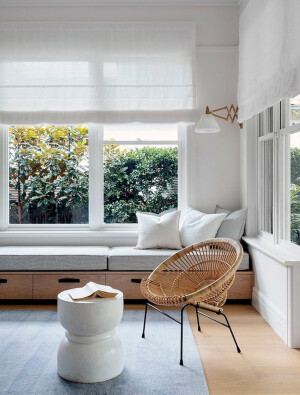 竹编艺术在家居美学中也独占一方天地~
竹编技术是我国传统手工艺术形式之一，具有鲜明的民族特色，它承载着中国渊源流长的传统文化。随着时代的发展，竹编元素在社会中再次流行起来，将竹编元素运用到现代家居中是传统文化和现代设计的结合。拥有竹编元素的家居风格带有一种回归自然拥抱绿色的感觉，外形美观又环保，竹子可塑性强，编织手法不同最终得到的成品也大不一样，竹编吊椅、沙发或者摆件都能够是竹编元素融入的体现。你家也有竹编元素吗？