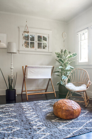 竹编艺术在家居美学中也独占一方天地~
竹编技术是我国传统手工艺术形式之一，具有鲜明的民族特色，它承载着中国渊源流长的传统文化。随着时代的发展，竹编元素在社会中再次流行起来，将竹编元素运用到现代家居中是传统文化和现代设计的结合。拥有竹编元素的家居风格带有一种回归自然拥抱绿色的感觉，外形美观又环保，竹子可塑性强，编织手法不同最终得到的成品也大不一样，竹编吊椅、沙发或者摆件都能够是竹编元素融入的体现。你家也有竹编元素吗？