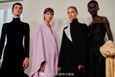 #vogue直击时装周#Givenchy2019秋冬高级定制系列被创意总监Clare Waight Keller命名为“Noblesse Radicale”。刺绣、羽毛、流苏、珍珠、蕾丝等元素的结合与搭配被完美呈现。从模特们夸张的发型以及被放大的戏剧化细…