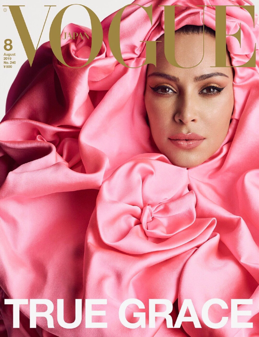 Kim Kardashian for Vogue Japan August 2019
金卡戴珊首次登上日版Vogue封面，这也是她解锁的第六个Vogue版本，三版封面诠释出了不同风格，优雅、性感、艺术，她都行，不得不说金姐的颜值还是非常能打的。 ???