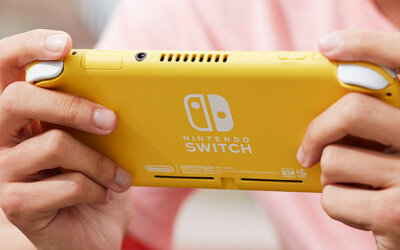 『Nintendo Switch Lite』与『Nintendo Switch』详细对比更小：91.1 x 208 x 13.9mm（102 x 239 x 13.9mm）更轻：275g（398g）续航：约3.0 - 7.0小时（约2.5 - 6.5小时）屏幕：5.5英寸（6.2英寸）价格：19980日元+税…