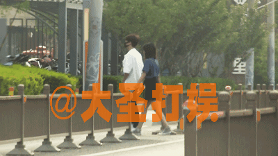 #张远恋情# 近日，有媒体拍到张远和一名蓝衣女子同行，期间有说有笑，两人共同前往某小区。据悉，该女子正是前不久与苏醒曝出恋情的女主角。也有网友说张远和苏醒住在同一小区，所以？？