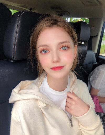 Chloe 德国麻豆 98年生的小仙女 简直就是 真人芭比