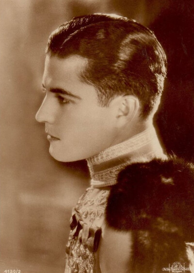 拉蒙.诺瓦罗Ramon Novarro （1899-1968）活跃在好莱坞默片时代的演员