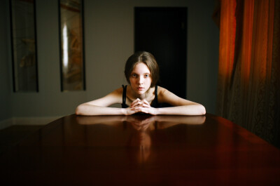 Marat Safinqu，90后俄罗斯摄影师。Marat Safinqu善于将人置于空旷诗意的环境中，完美的自然光加上细腻的情感，使得他的作品无论是色调还是整体氛围，都透着那么一丝忧郁，但在忧郁之下又有种潜在的奔放，如同是一首…