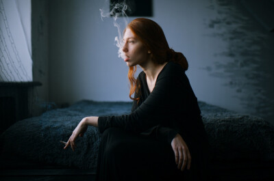 Marat Safinqu，90后俄罗斯摄影师。Marat Safinqu善于将人置于空旷诗意的环境中，完美的自然光加上细腻的情感，使得他的作品无论是色调还是整体氛围，都透着那么一丝忧郁，但在忧郁之下又有种潜在的奔放，如同是一首…