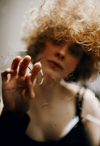 Marat Safinqu，90后俄罗斯摄影师。Marat Safinqu善于将人置于空旷诗意的环境中，完美的自然光加上细腻的情感，使得他的作品无论是色调还是整体氛围，都透着那么一丝忧郁，但在忧郁之下又有种潜在的奔放，如同是一首…