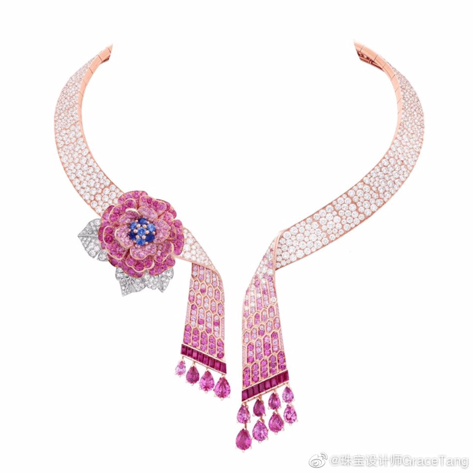 Van Cleef & Arpels 推出高级珠宝系列——Romeo & Juliet，设计灵感源自莎士比亚著名剧作「罗密欧与朱丽叶」。新作最大亮点以是红、蓝两色为主色调。