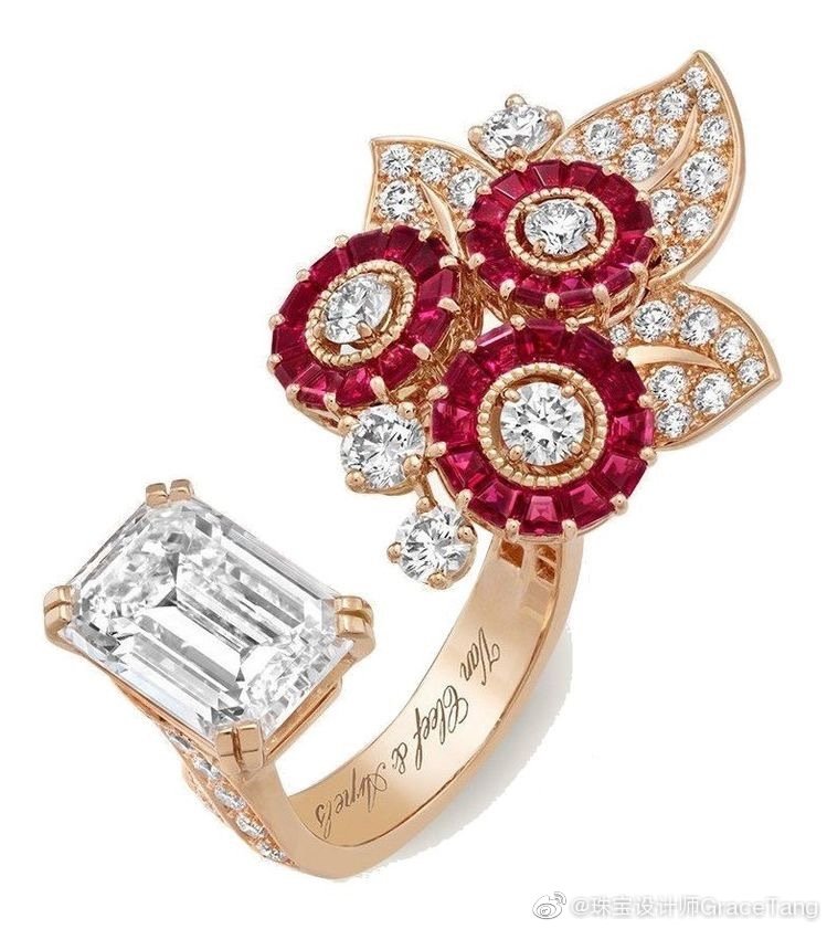 Van Cleef & Arpels 推出高级珠宝系列——Romeo & Juliet，设计灵感源自莎士比亚著名剧作「罗密欧与朱丽叶」。新作最大亮点以是红、蓝两色为主色调。