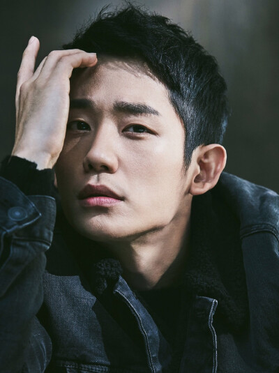 丁海寅（Jung Hae In），1988年4月1日出生，韩国男演员。
2014年2月，通过浪漫爱情剧《百年的新娘》出道；8月，主演古装历史剧《三剑客》 。2015年2月，出演医疗爱情剧《blood》；11月，特别出演tvN金土剧《请回答1…