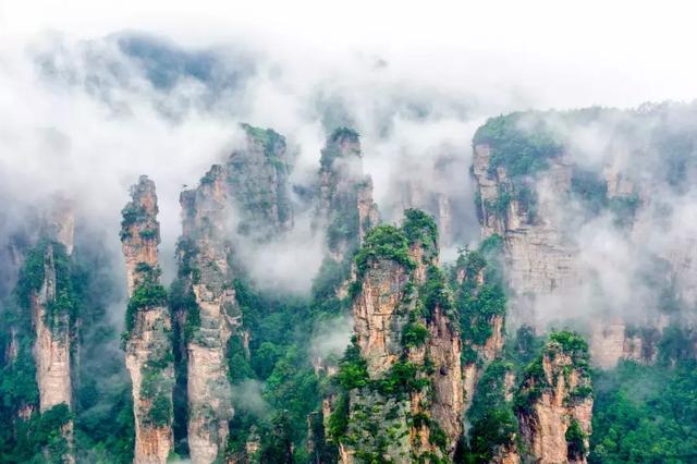 中国 张家界
《阿凡达》中美轮美奂的“哈利路亚山”让人惊叹，犹如梦中仙境，飘浮在空中的巨石如同海上的冰山在缓慢的移动。
它们的边缘都是陡峭的岩壁，不过岩石上长满了植物，甚至还有瀑布流下。而这里的主要场景原型就来自张家界。